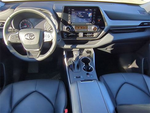 Used 2022 Toyota Highlander XLE image 17