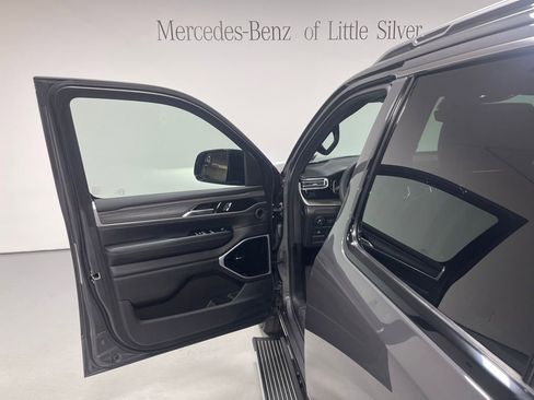 Used 2023 Jeep Wagoneer Series III w/ Premium Group I image 17