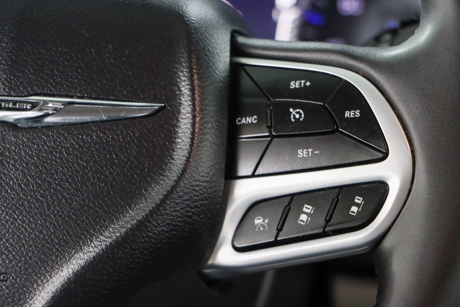 Used 2023 Chrysler Pacifica Touring-L FWD image 14