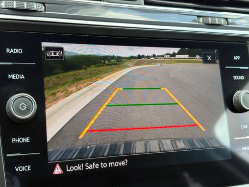 Used 2023 Volkswagen Tiguan SE w/ Panoramic Sunroof Package FWD image 22