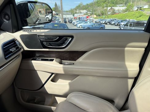 Used 2019 Lincoln Navigator Reserve AWD/4WD image 25