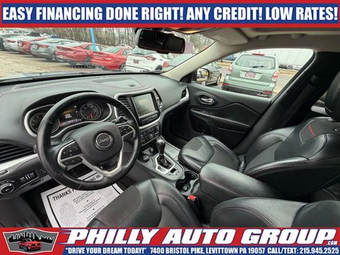 Used 2016 Jeep Cherokee Trailhawk w/ Comfort & Convenience Group AWD/4WD image 11