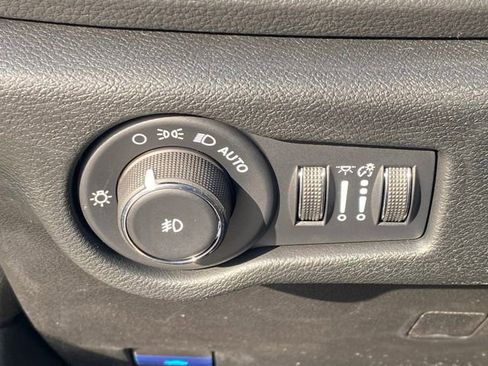 New 2026 Chrysler Pacifica Limited w/ Uconnect Theater Family Group image 28