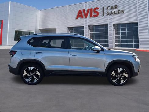 Used 2025 Volkswagen Taos SE AWD/4WD image 5
