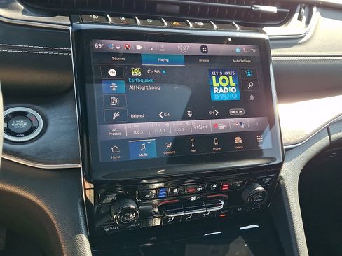 Used 2023 Jeep Grand Cherokee Overland w/ Luxury Tech Group IV AWD/4WD image 17