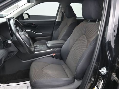 Used 2023 Toyota Highlander LE image 11
