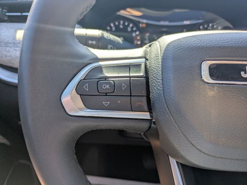 Used 2024 Jeep Compass Latitude image 16