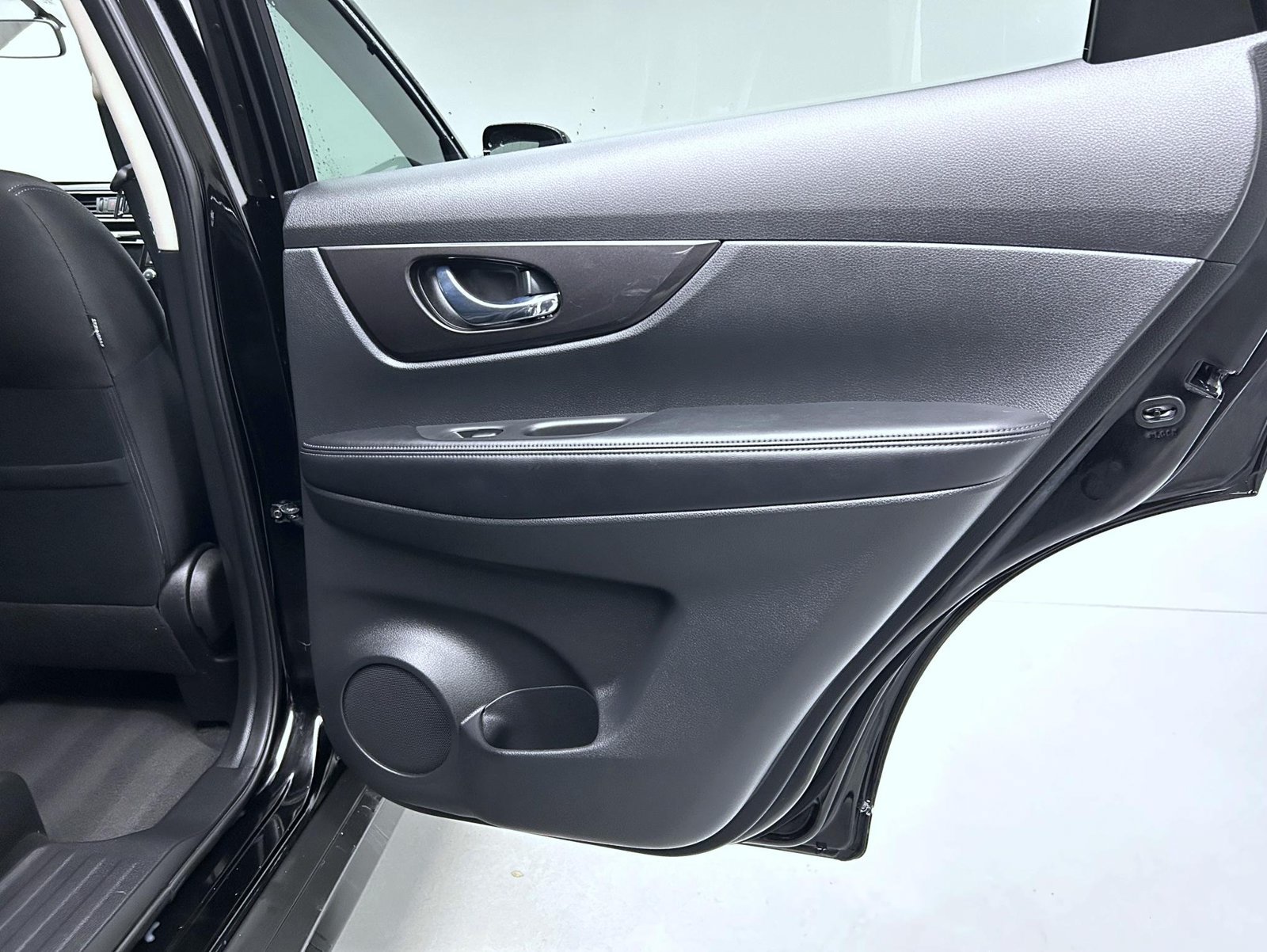 Used 2018 Nissan Rogue SV AWD/4WD image 17