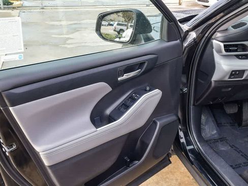 Used 2023 Toyota Highlander XLE image 20