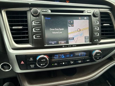 Used 2018 Toyota Highlander XLE AWD/4WD image 19