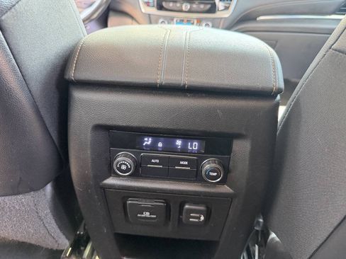 Used 2018 Chevrolet Traverse LT AWD/4WD image 16