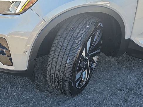 Used 2025 Volvo XC40 B5 Plus image 37