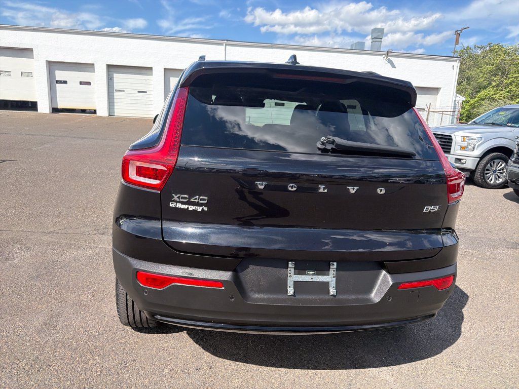 Used 2023 Volvo XC40 B5 Plus w/ Driver Assist Package AWD/4WD image 4