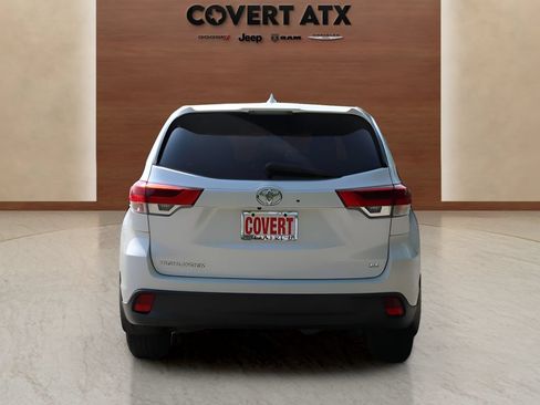 Used 2018 Toyota Highlander Plus FWD image 4