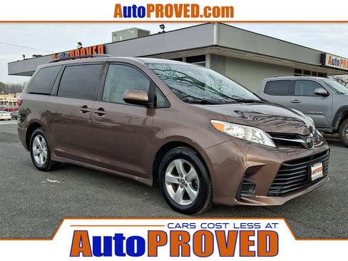 Used 2018 Toyota Sienna LE image 1