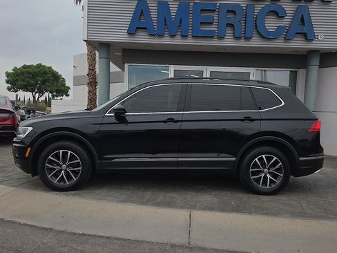 Used 2020 Volkswagen Tiguan SE w/ Panoramic Sunroof Package FWD image 3