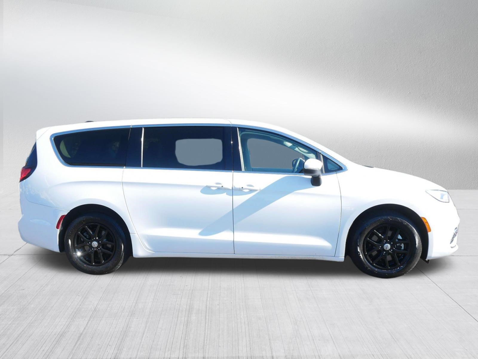 Used 2023 Chrysler Pacifica Touring-L FWD image 8