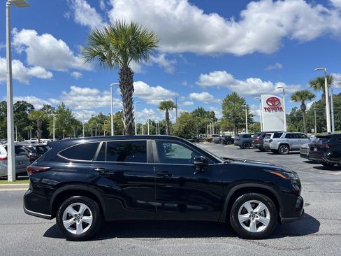 Used 2024 Toyota Highlander LE FWD image 11
