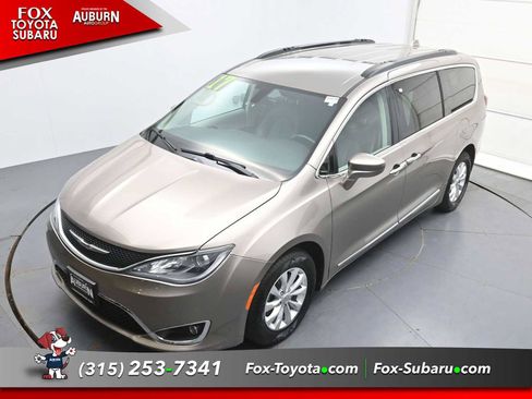 Used 2017 Chrysler Pacifica Touring-L FWD image 32