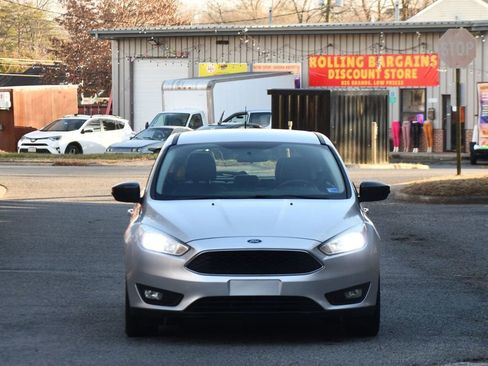 Used 2016 Ford Focus SE w/ Equipment Group 201A image 2