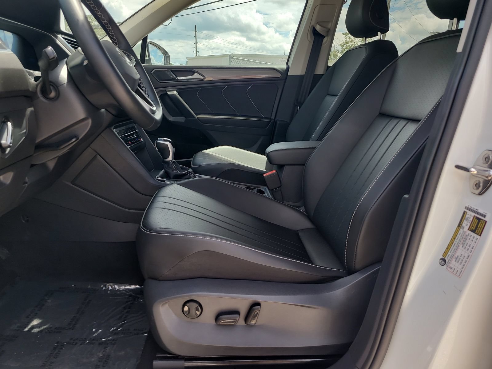 Used 2023 Volkswagen Tiguan SE FWD image 15
