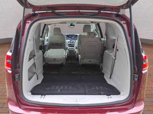 Used 2021 Chrysler Pacifica Touring-L FWD image 32