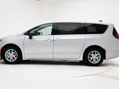 Used 2024 Chrysler Pacifica Touring-L image 5