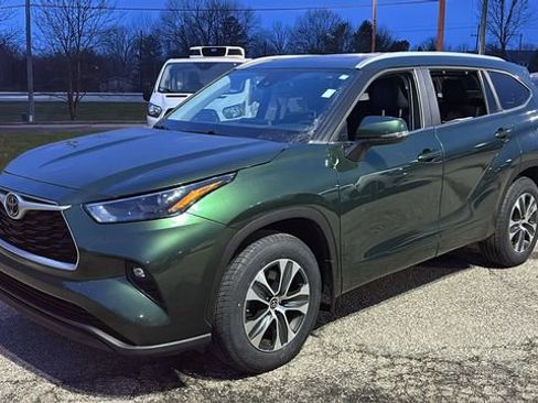 Used 2023 Toyota Highlander XLE w/ Protection Package #3 (TMS) image 3