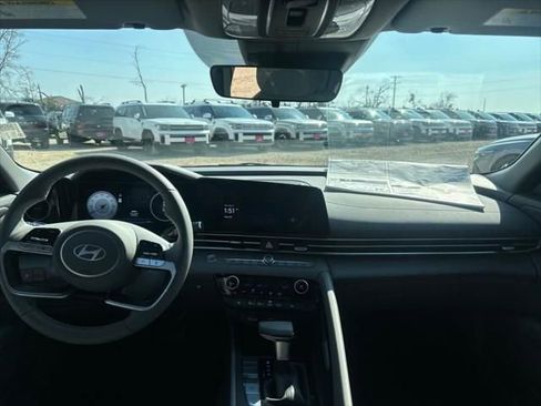 Used 2025 Hyundai Elantra SEL image 30