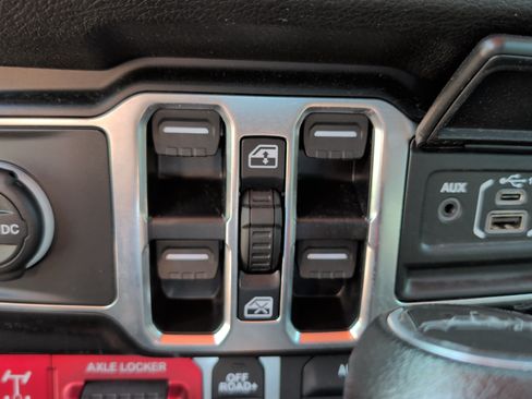 Used 2024 Jeep Gladiator Sport AWD/4WD image 9