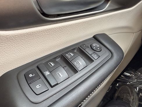 Used 2022 Chrysler Pacifica Touring-L image 17