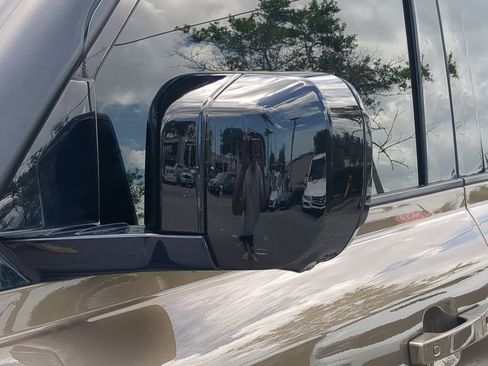 Used 2020 Land Rover Defender 110 First Edition image 12