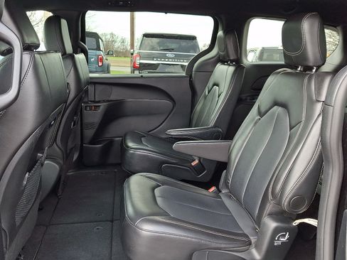 Used 2025 Chrysler Pacifica Select FWD image 10