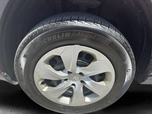 Used 2021 Toyota RAV4 LE AWD/4WD image 41