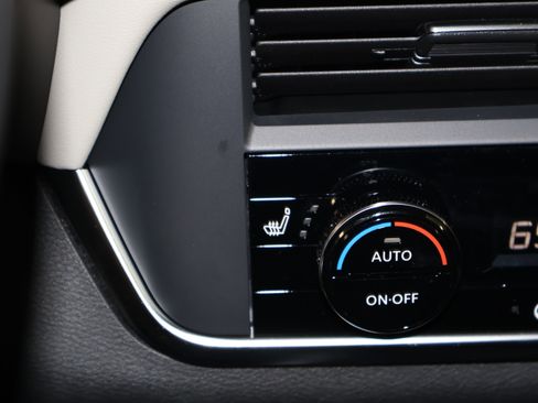 Used 2025 Nissan Rogue SV w/ SV Premium Package image 30