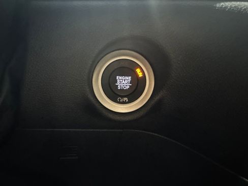Used 2025 Chrysler Pacifica Select FWD image 42
