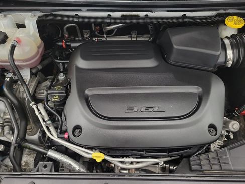 Used 2023 Chrysler Pacifica Touring-L FWD image 9