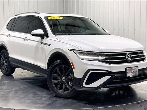 Used 2024 Volkswagen Tiguan SE w/ Panoramic Sunroof Package FWD image 3
