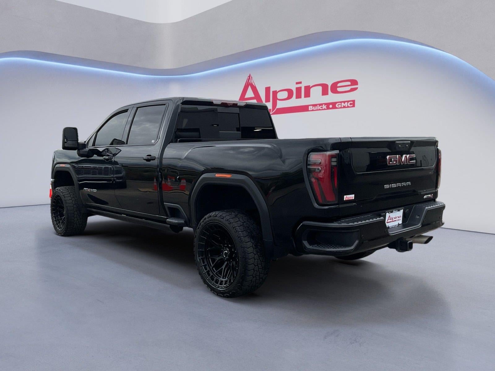Used 2024 GMC Sierra 2500 AT4 w/ AT4 Premium Plus Package AWD/4WD image 3