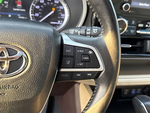 Used 2022 Toyota Highlander XLE image 27
