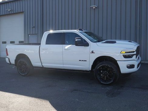 New 2025 RAM 2500 Laramie AWD/4WD image 9