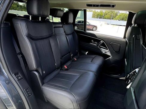 Used 2023 Land Rover Range Rover Long Wheelbase SE image 35