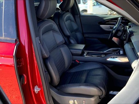 Used 2025 Lincoln Nautilus Reserve image 8