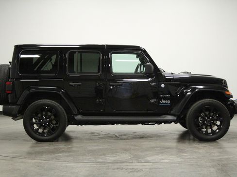 Used 2024 Jeep Wrangler Sahara w/ Technology Group AWD/4WD image 9