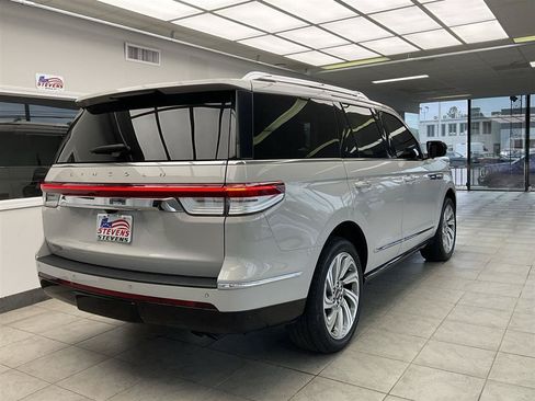 Used 2023 Lincoln Navigator Reserve AWD/4WD image 5