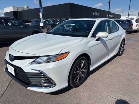 Used 2022 Toyota Camry XLE w/ Navigation Upgrade Package FWD image 1