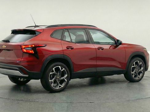 Used 2025 Chevrolet Trax LT w/ LT Convenience Package FWD image 9