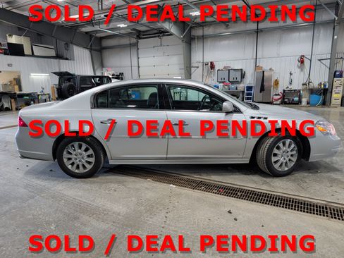 Used 2010 Buick Lucerne CXL w/ Driver Confidence Package image 2