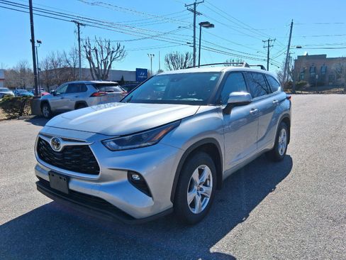 Used 2021 Toyota Highlander LE image 3