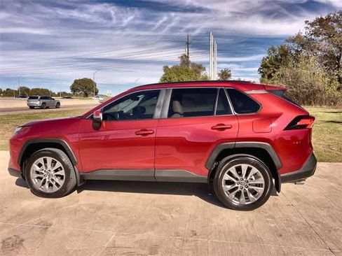 Used 2025 Toyota RAV4 XLE Premium image 4